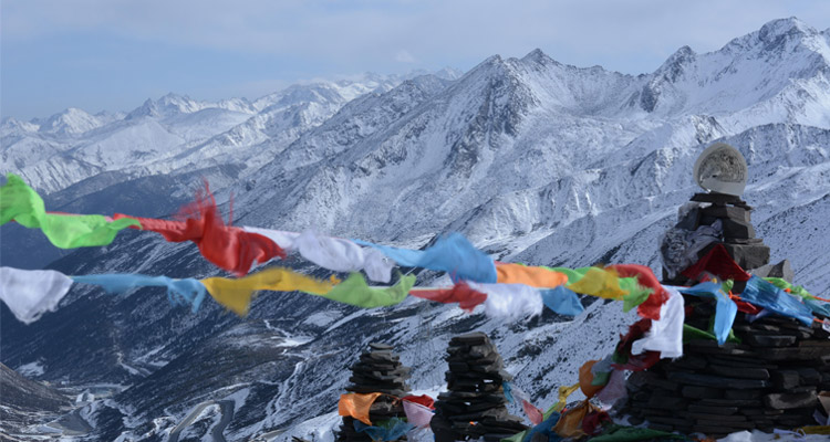 G318线折多山段应急停车带路面铺筑